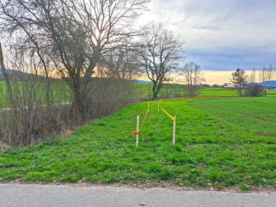Holzlatten = abgesteckte Gewässerraumvarianten Gewässerraum ausserhalb des Siedlungsgebietes im Kanton Zürich